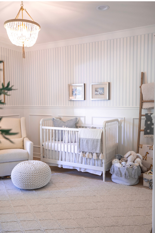 Modelo de habitación de bebé niño de estilo de casa de campo de tamaño medio con paredes multicolor, suelo de madera clara, suelo beige y papel pintado