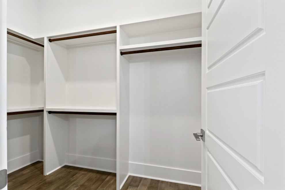 На фото: гардеробная комната среднего размера в морском стиле с белыми фасадами, паркетным полом среднего тона и серым полом