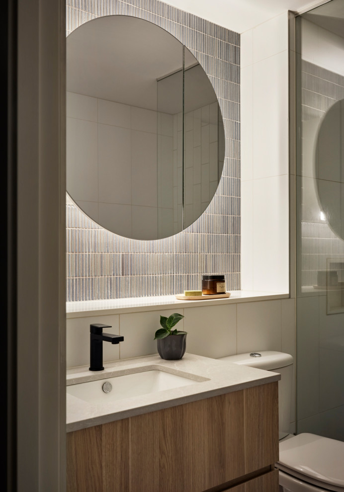 Idéer för att renovera ett litet minimalistiskt grå grått badrum, med släta luckor, skåp i ljust trä, en dusch i en alkov, blå kakel, keramikplattor, vita väggar, ett undermonterad handfat, bänkskiva i kvarts och dusch med gångjärnsdörr