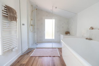 Светлый дизайн для маленькой ванны