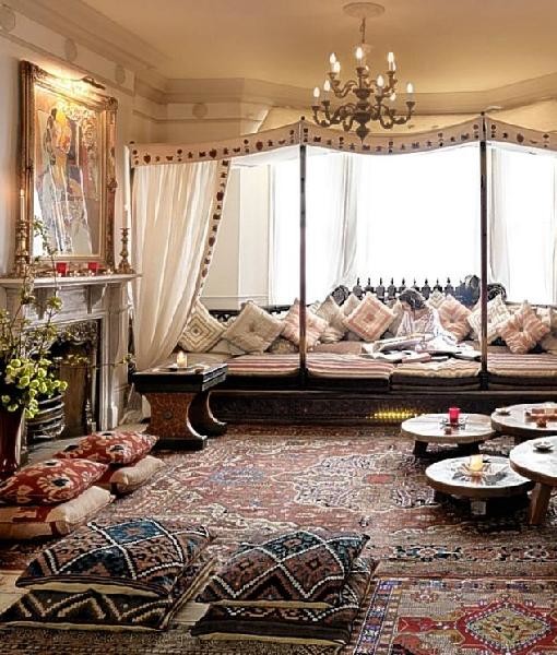 Foto di un grande soggiorno tradizionale chiuso con sala formale e TV nascosta