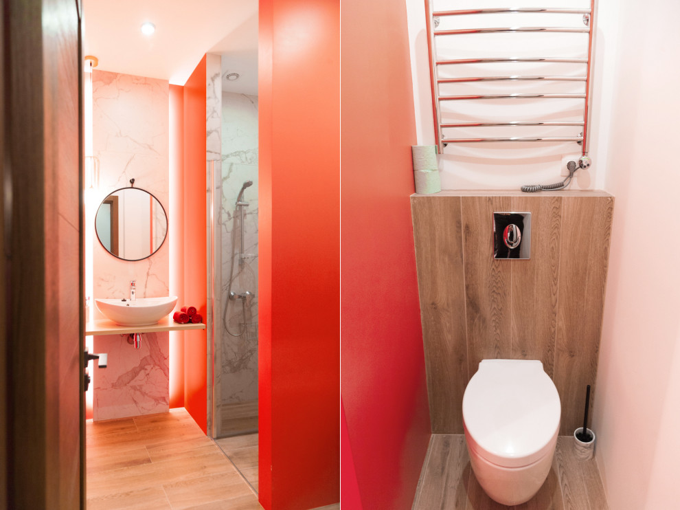 Идея дизайна: маленькая ванная комната со стиральной машиной в современном стиле с душем в нише, инсталляцией, белой плиткой, керамогранитной плиткой, оранжевыми стенами, полом из керамогранита, душевой кабиной, накладной раковиной, столешницей из дерева, бежевым полом, душем с распашными дверями, бежевой столешницей и тумбой под одну раковину для на участке и в саду