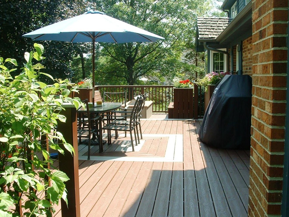 Inspiration for a mid-sized modern backyard deck in Chicago.