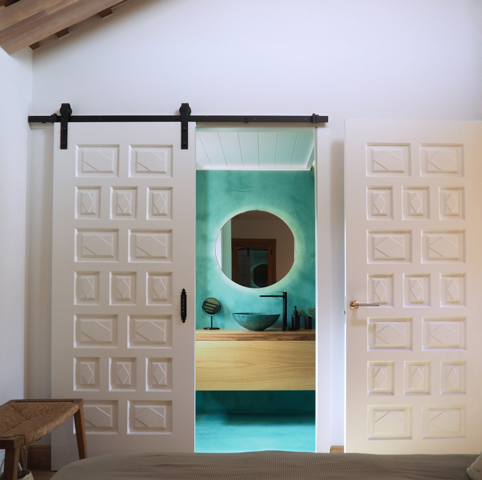 Стильный дизайн: ванная комната среднего размера, в белых тонах с отделкой деревом в средиземноморском стиле с фасадами островного типа, синими фасадами, душем без бортиков, инсталляцией, синей плиткой, синими стенами, душевой кабиной, настольной раковиной, столешницей из дерева, синим полом, душем с раздвижными дверями, коричневой столешницей, тумбой под одну раковину и подвесной тумбой - последний тренд