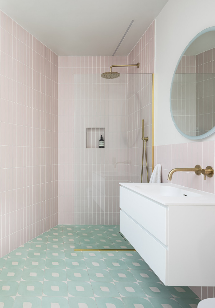 Идея дизайна: главная ванная комната среднего размера в современном стиле с плоскими фасадами, белыми фасадами, душевой комнатой, розовыми стенами, полом из керамической плитки, столешницей из ламината, зеленым полом, открытым душем, нишей, тумбой под одну раковину и подвесной тумбой