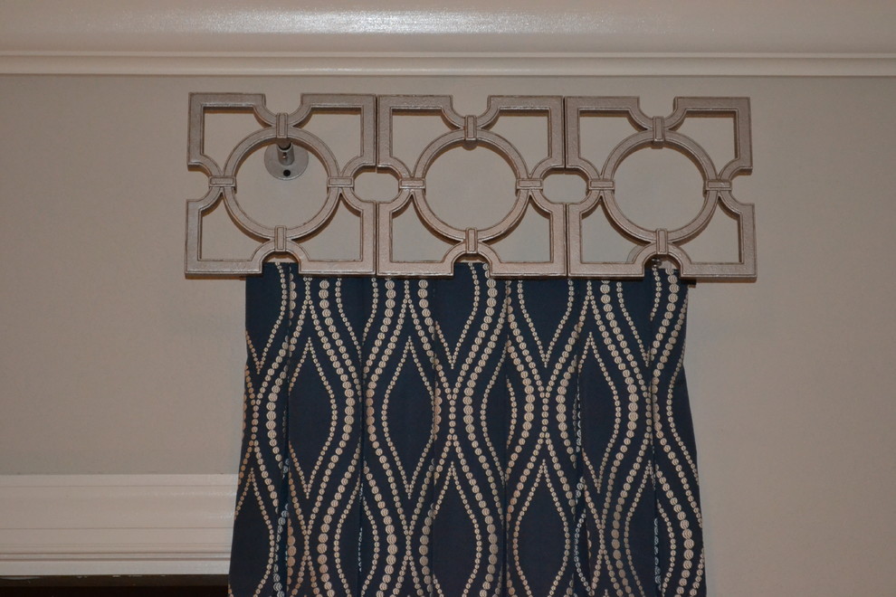 Home design - mid-sized transitional master carpeted home design idea with multicolored walls