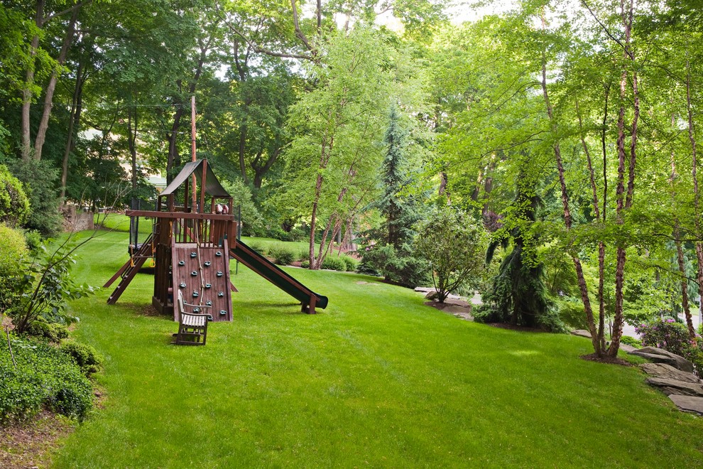 Inspiration for a traditional backyard garden in New York.