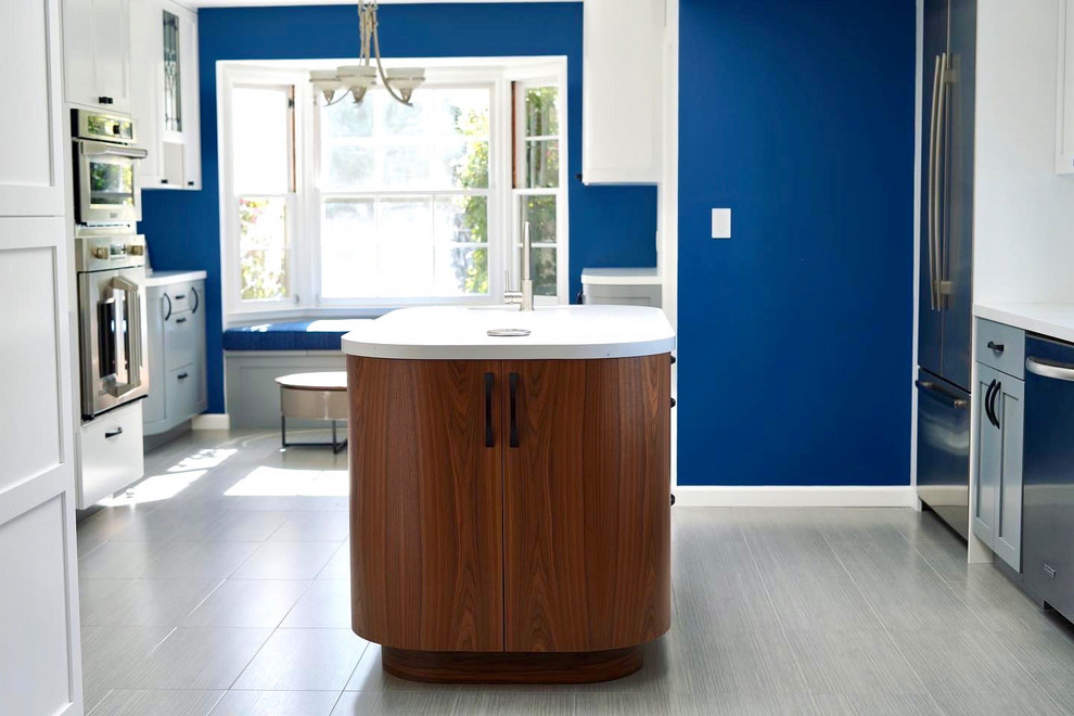 Inspiration for a transitional home design remodel in Los Angeles