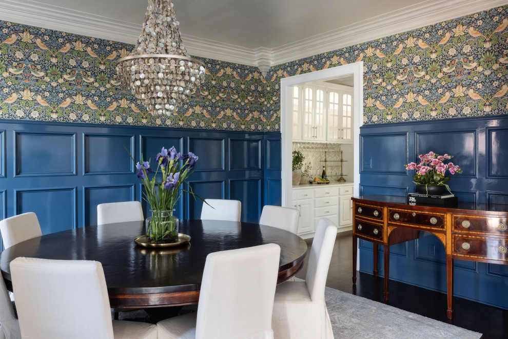Example of a classic dining room design in New Orleans