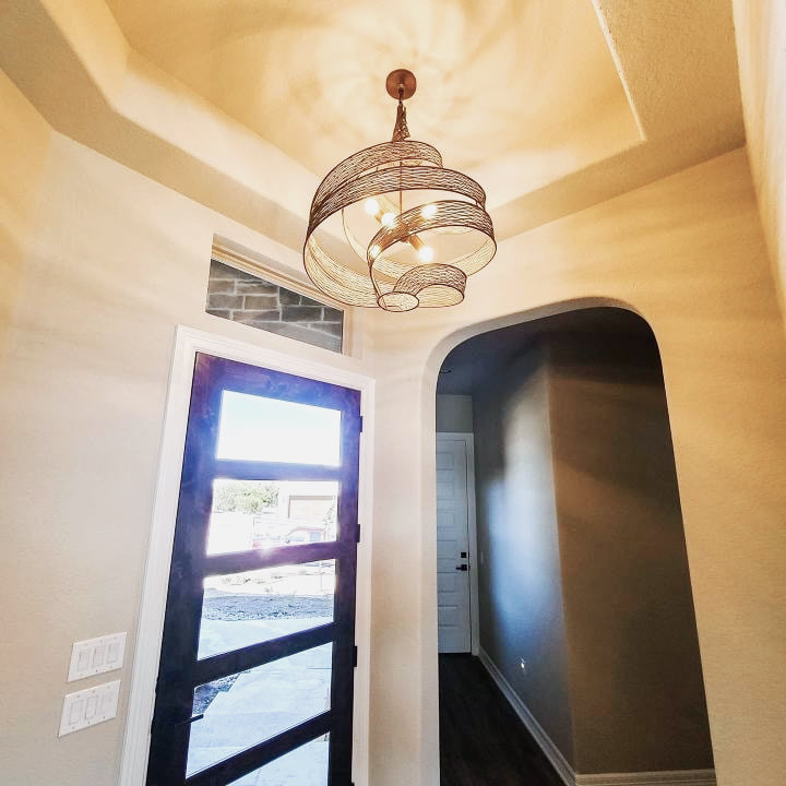 Mediterranes Foyer mit beiger Wandfarbe, Keramikboden, Einzeltür, dunkler Holzhaustür, braunem Boden und eingelassener Decke in Austin