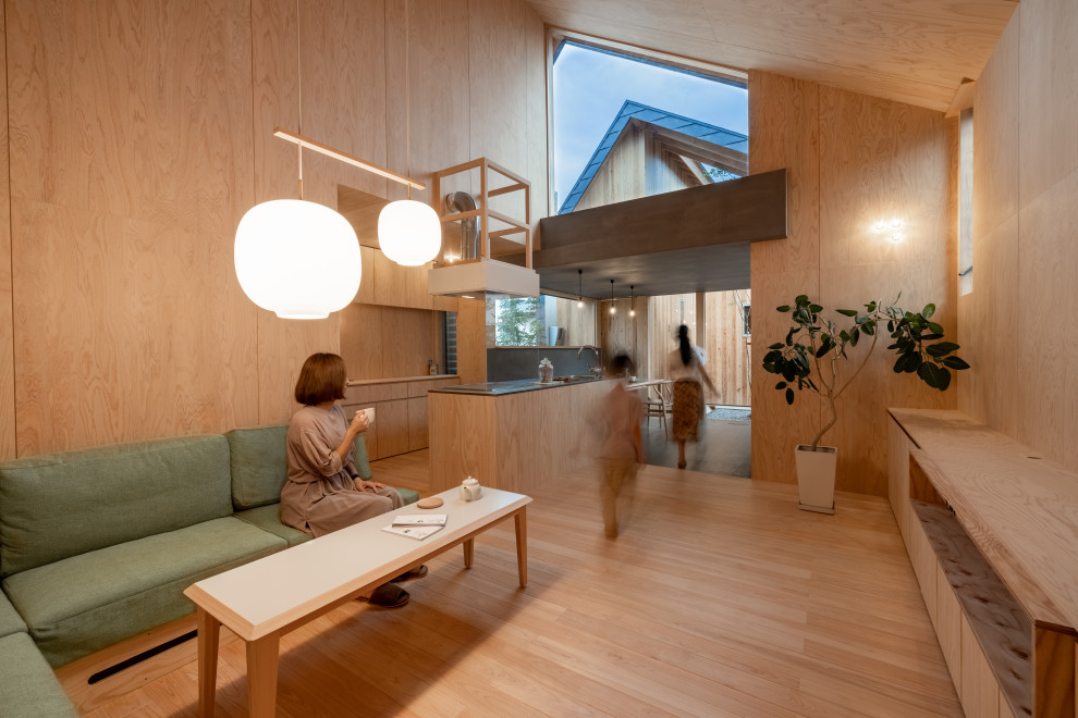 Idee per un soggiorno minimalista di medie dimensioni e aperto con pareti beige, parquet chiaro, nessun camino, TV autoportante, pavimento beige, soffitto in legno e pareti in legno