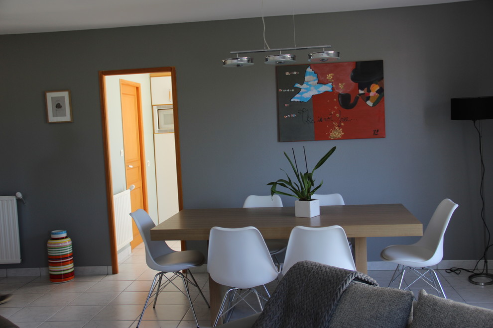 Cette photo montre une petite salle à manger industrielle.