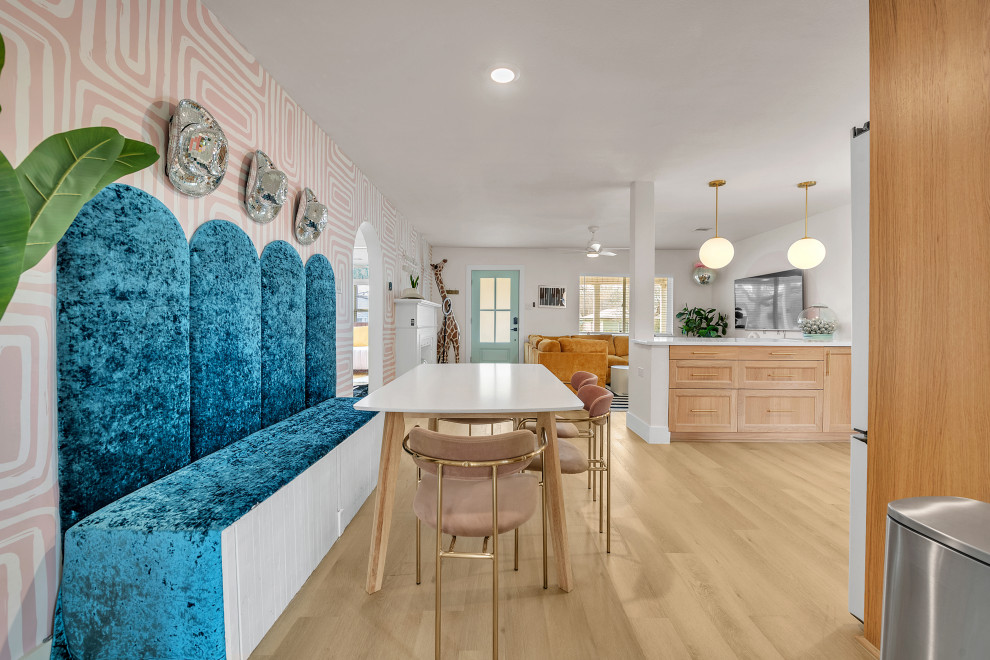Foto di una sala da pranzo aperta verso la cucina eclettica di medie dimensioni con pareti bianche, pavimento in vinile, nessun camino, pavimento beige e soffitto a volta
