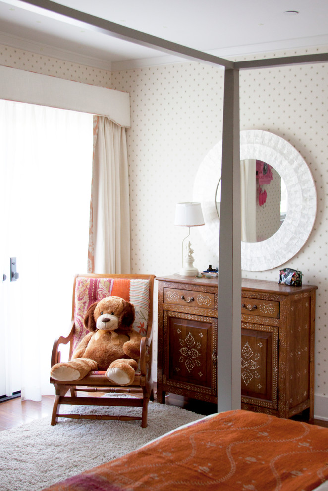 Example of a transitional home design design in Los Angeles