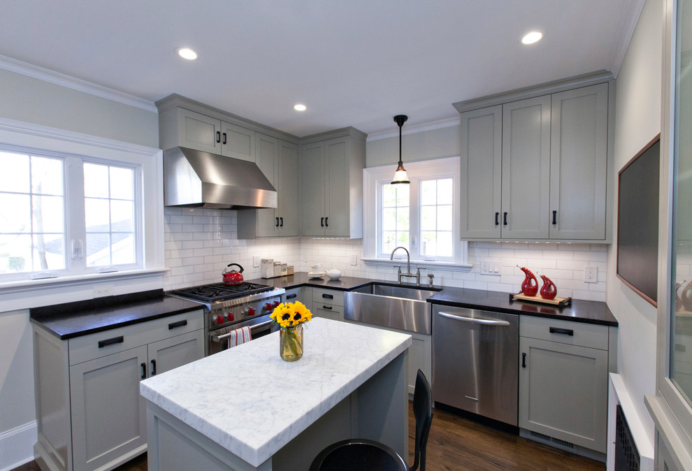 Elegant kitchen photo in New York