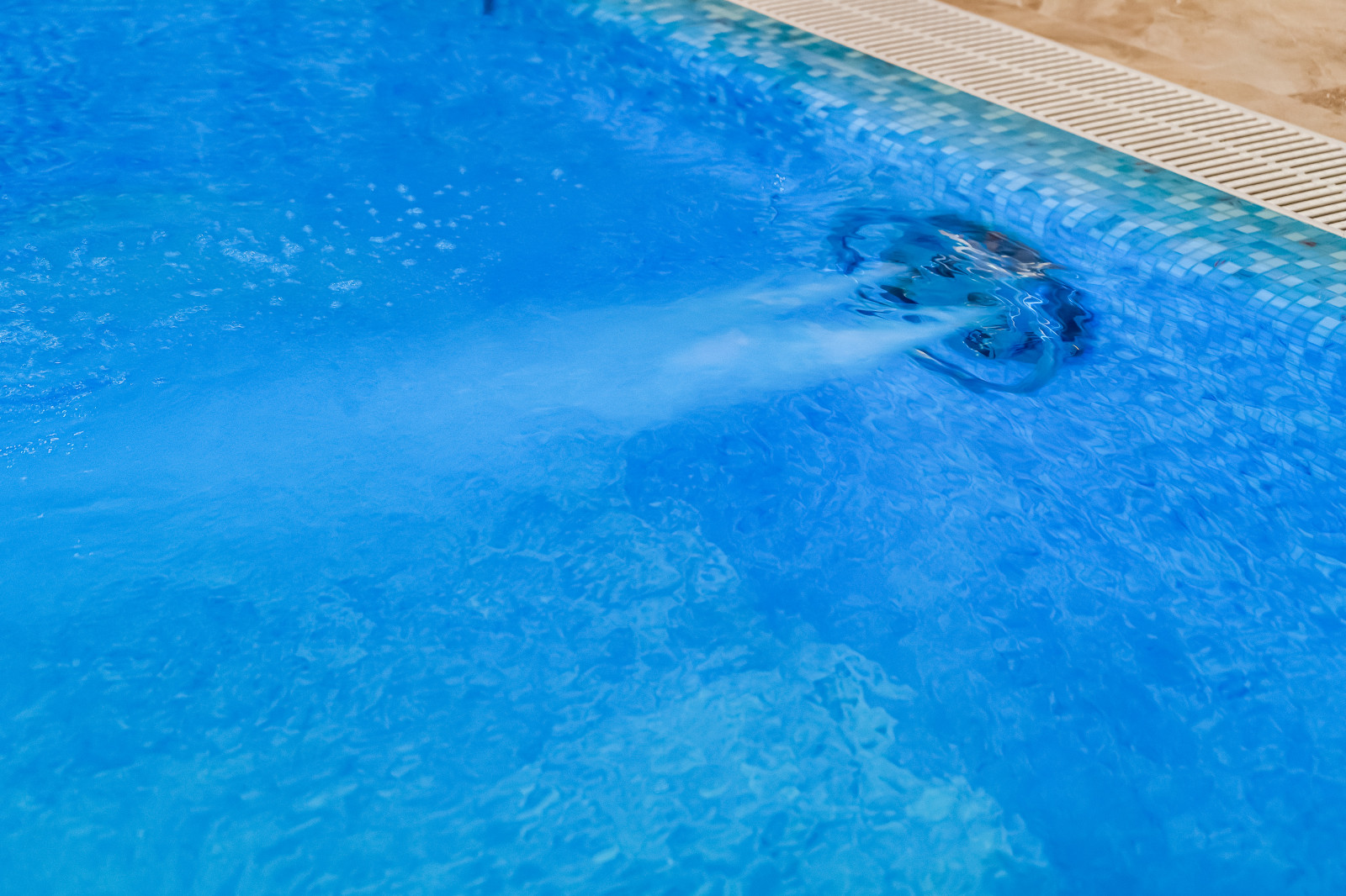 Интерьер с бассейном