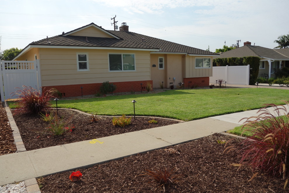 Example of a transitional home design design in Orange County