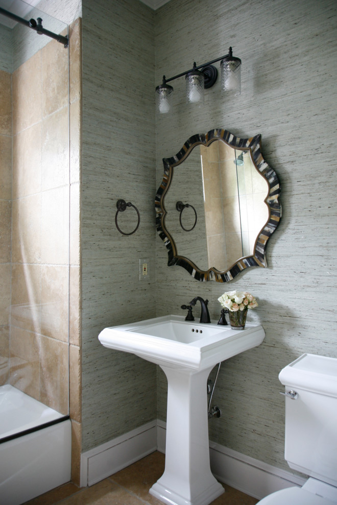 Idéer för ett litet klassiskt toalett, med stenkakel, travertin golv och ett piedestal handfat