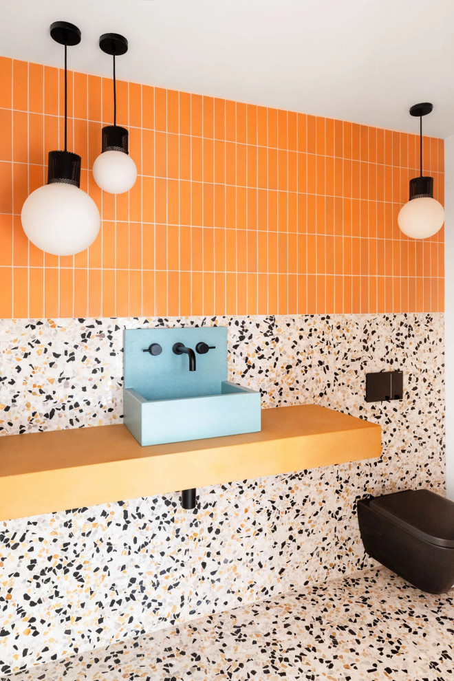 Immagine di una stanza da bagno moderna con piastrelle arancioni e piastrelle in ceramica