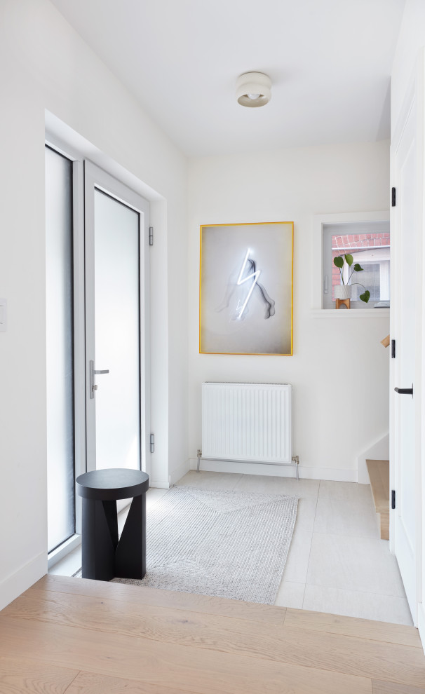 Transitional entryway photo in Toronto