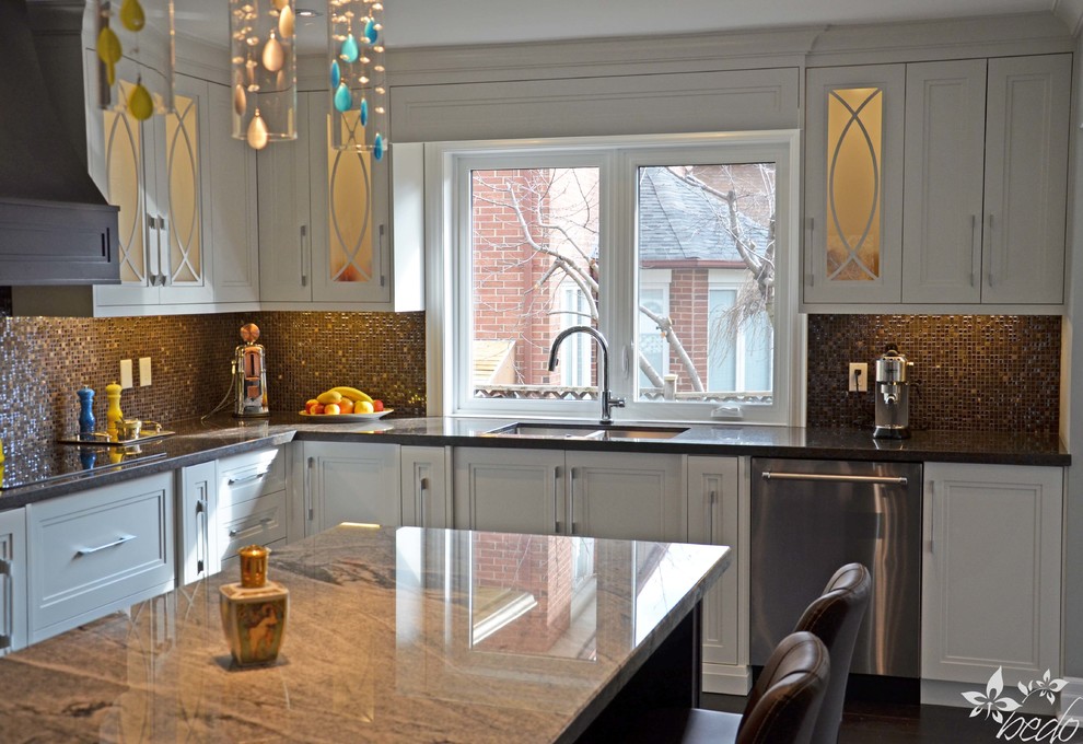 Inspiration for a mid-sized transitional l-shaped dark wood floor eat-in kitchen remodel in Toronto with a double-bowl sink, shaker cabinets, white cabinets, quartz countertops, brown backsplash, mosaic tile backsplash, stainless steel appliances and an island