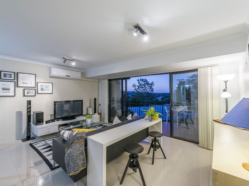 This is an example of a contemporary living room in Brisbane.