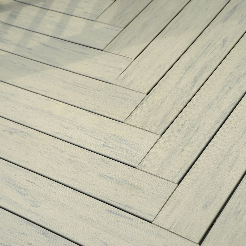 Transitional deck photo in Chicago