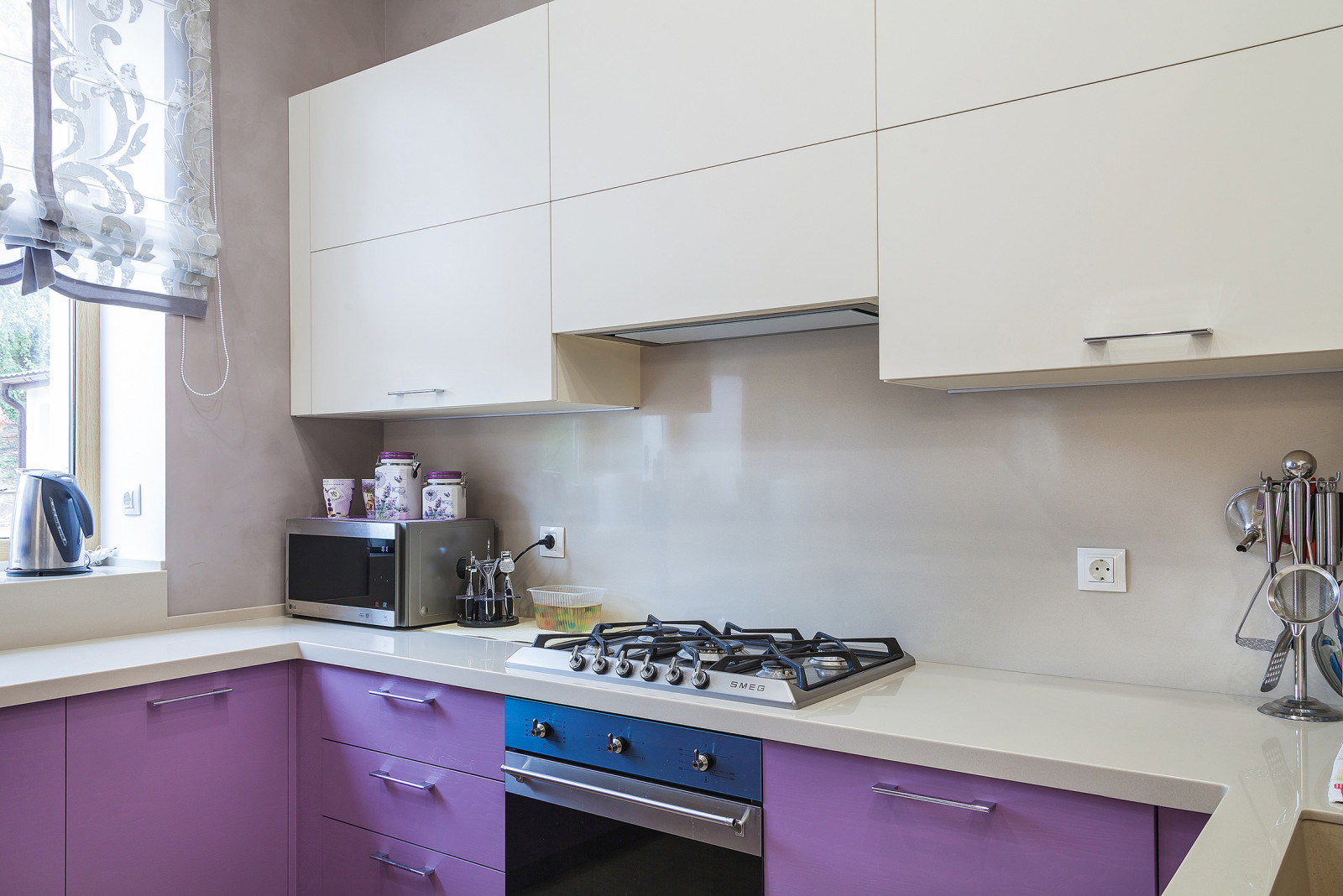 Столовая-гостиная в сиреневым акцентом