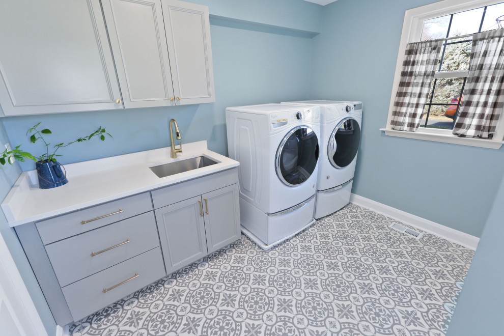 Idéer för funkis vitt tvättstugor enbart för tvätt, med en undermonterad diskho, grå skåp, bänkskiva i kvartsit, blå väggar och laminatgolv