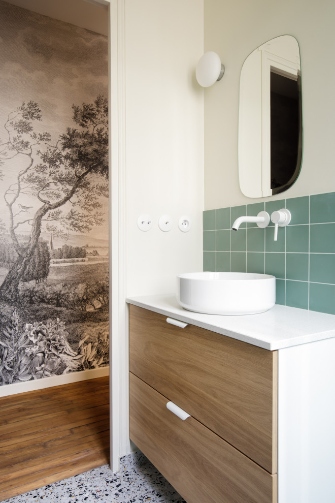Diseño de cuarto de baño único, flotante y blanco y madera escandinavo de tamaño medio con baldosas y/o azulejos verdes, baldosas y/o azulejos de cerámica, paredes blancas, aseo y ducha, lavabo encastrado, encimera de cuarcita, encimeras blancas y ventanas
