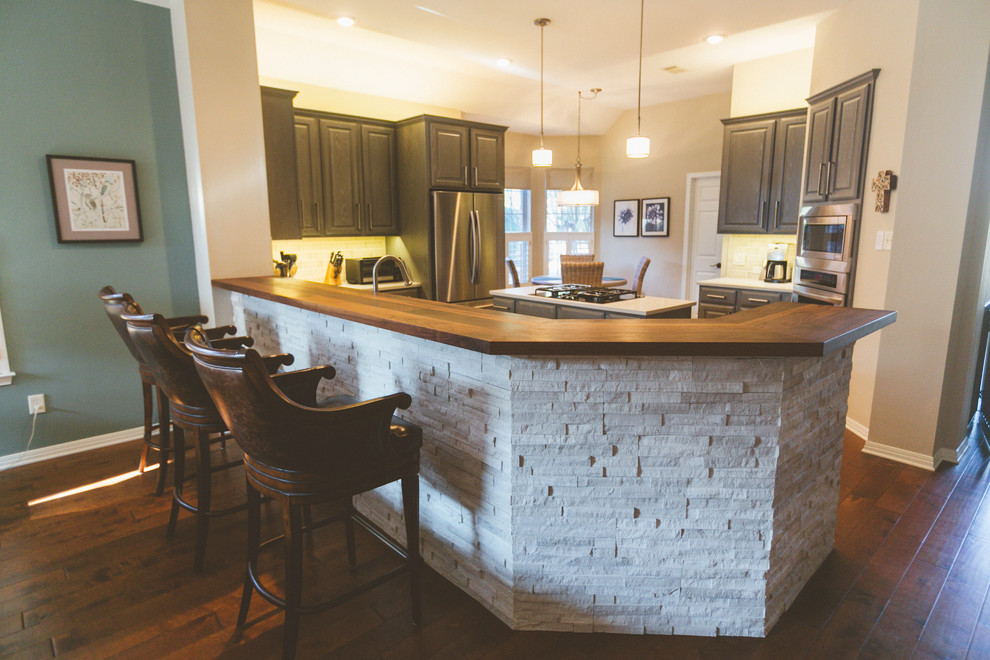 Kitchen - transitional kitchen idea in Austin
