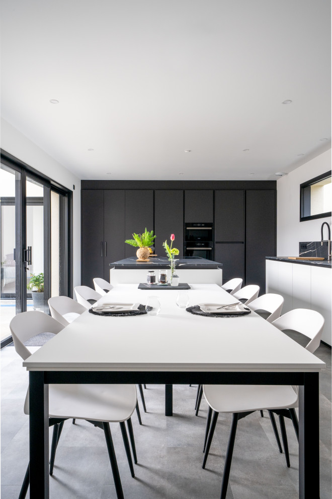 This is an example of a large modern open plan kitchen in Paris with with island.