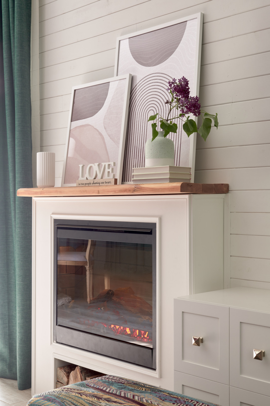 Фиолетовая гостиная-столовая