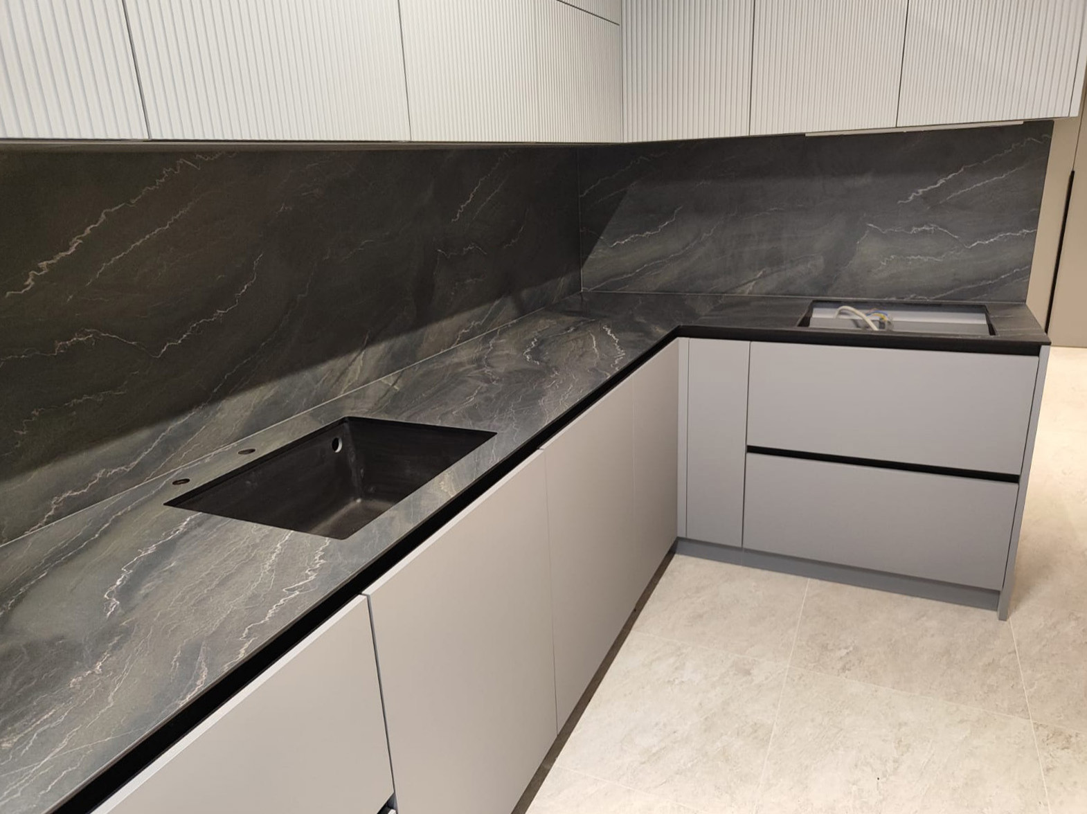 Столешница и стеновая панель из HPL пластика под мрамор на кухню