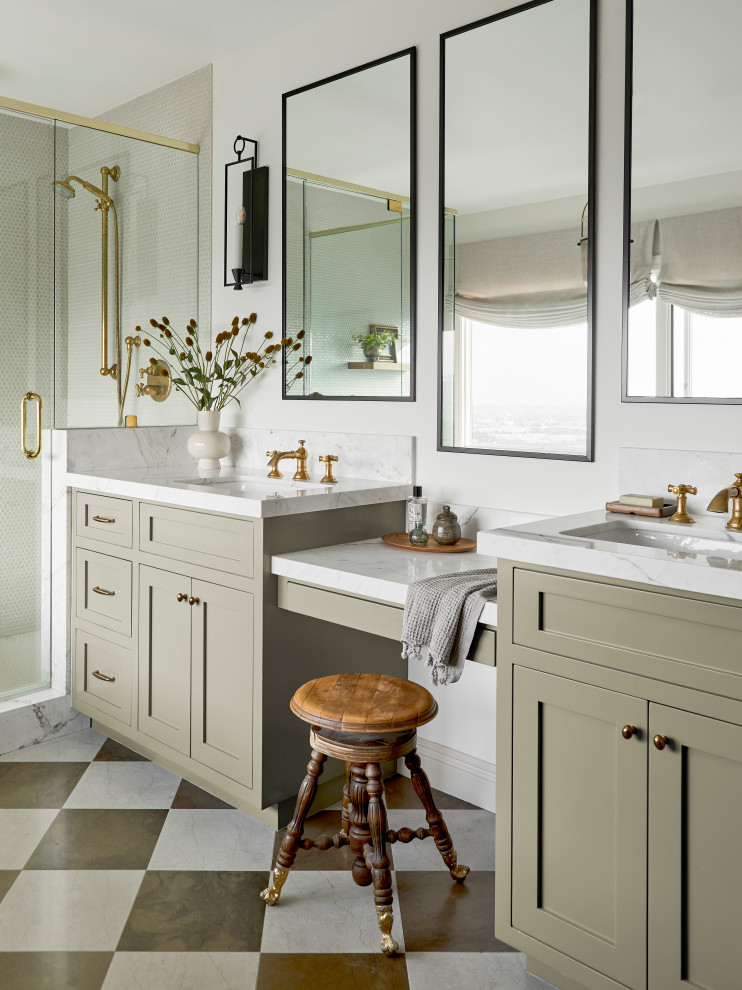 Идея дизайна: ванная комната в классическом стиле с фасадами в стиле шейкер, зелеными фасадами, бежевой плиткой, белыми стенами, врезной раковиной, разноцветным полом, белой столешницей и тумбой под две раковины