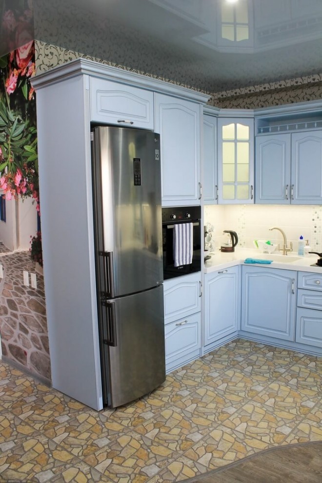 Голубая классическая кухня с серебряной отделкой