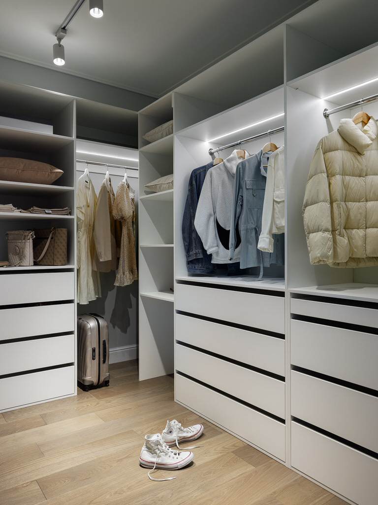 Комната молодой девушки под скатной крышей