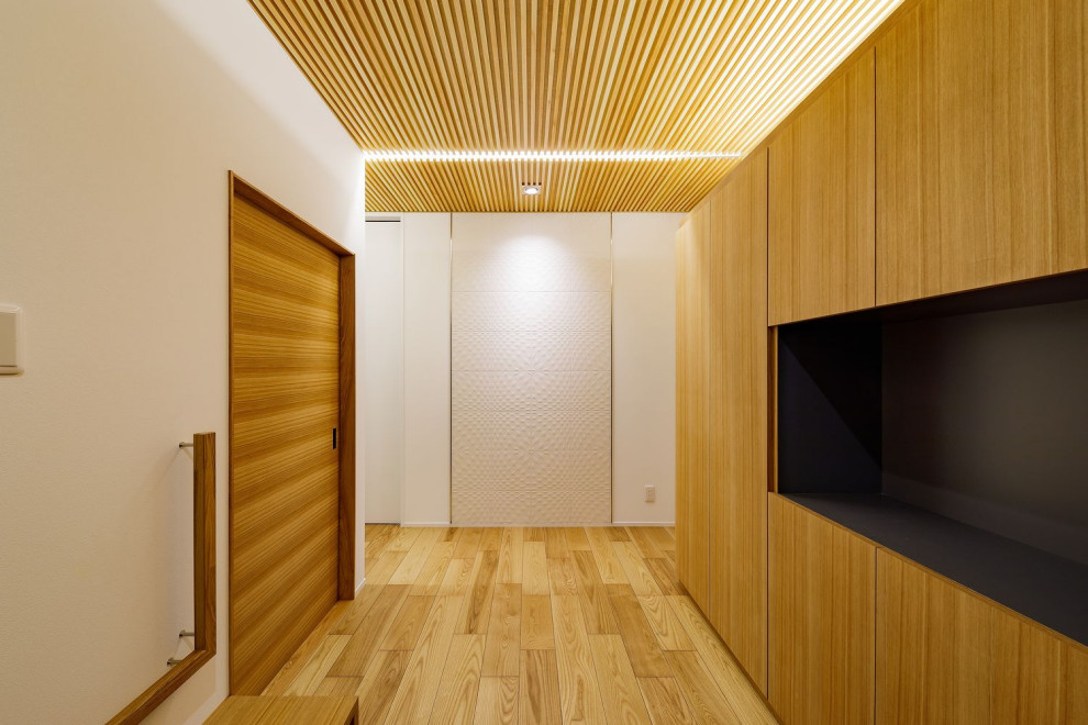 Источник вдохновения для домашнего уюта: огромный коридор с белыми стенами, деревянным полом, бежевым полом, кессонным потолком и обоями на стенах