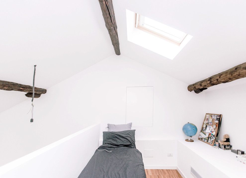 Inspiration för ett minimalistiskt sovrum, med vita väggar och mellanmörkt trägolv