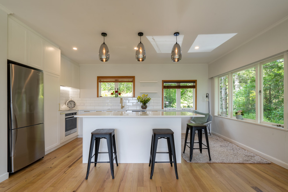 Hamptons style in the Waitakere Ranges Kitchen Auckland by