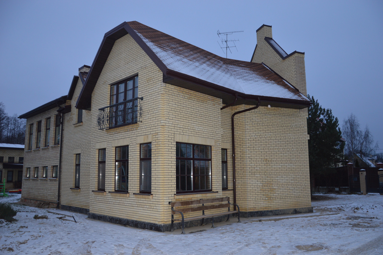 Петергоф. Дом из кирпича