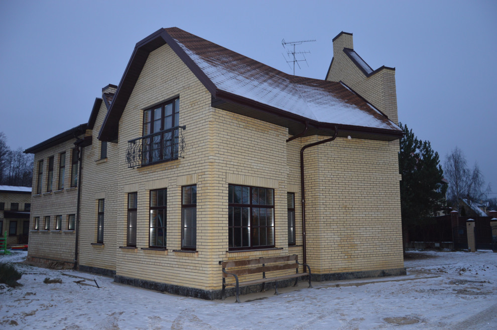 Петергоф. Дом из кирпича