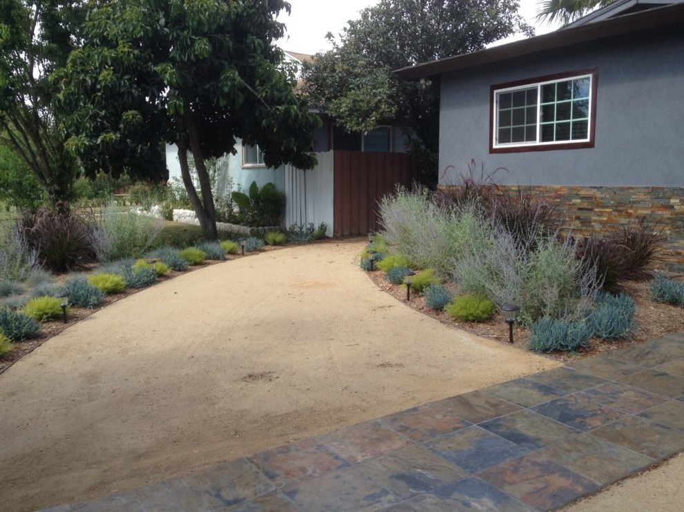Inspiration for a mid-sized transitional front yard partial sun xeriscape in Los Angeles with gravel.