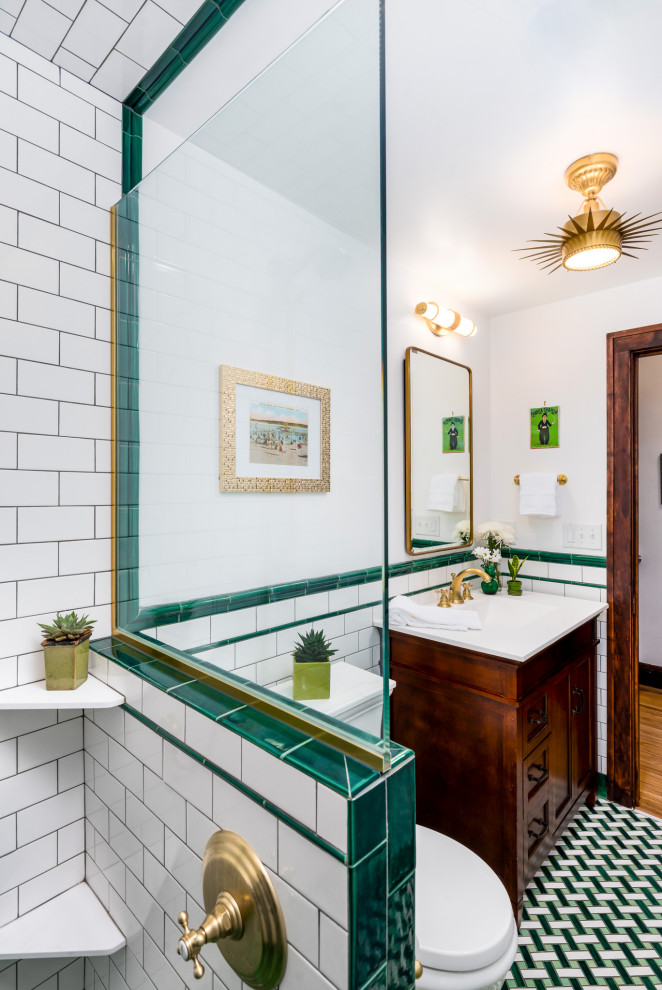Aménagement d'une très grande salle de bain avec un sol en carrelage de terre cuite, un sol vert, une cabine de douche à porte battante et meuble-lavabo sur pied.