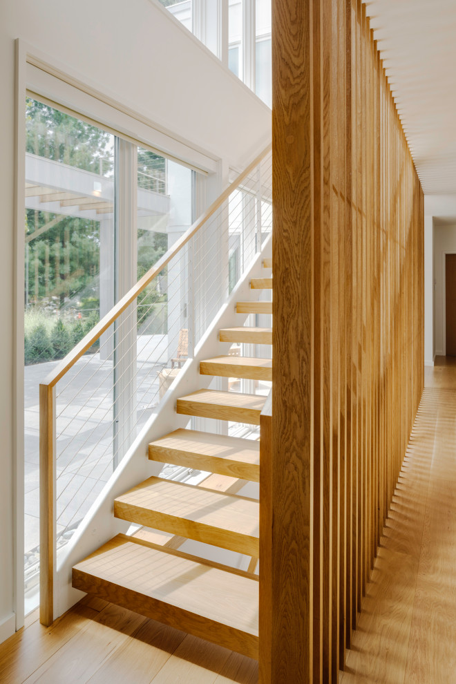 Gerade, Mittelgroße Moderne Treppe mit Holz-Setzstufen und Holzwänden in Boston