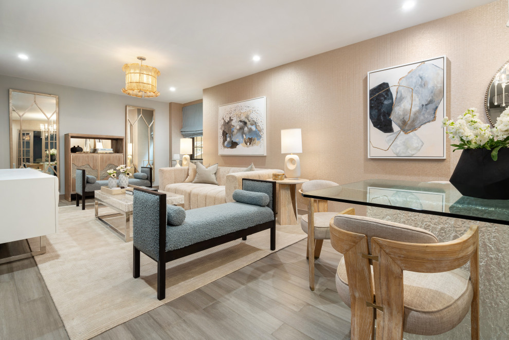 Imagen de salón para visitas abierto tradicional renovado de tamaño medio con paredes beige, suelo vinílico, suelo beige y papel pintado