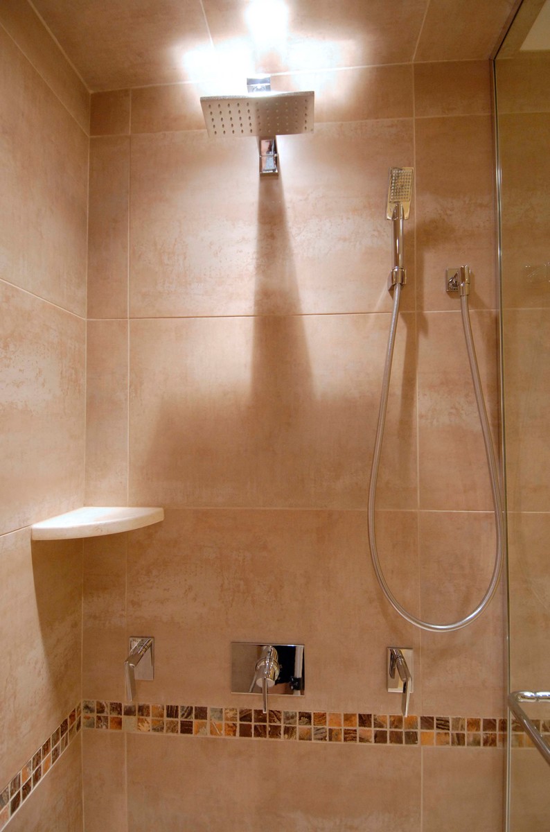 Example of a transitional bathroom design in DC Metro