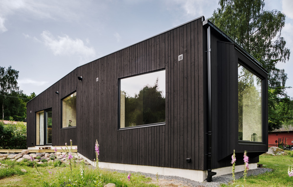 Ispirazione per la villa nera moderna a un piano di medie dimensioni con rivestimento in legno e pannelli sovrapposti