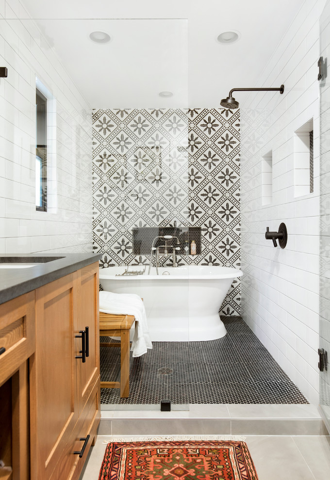 Exempel på ett mellanstort lantligt en-suite badrum, med ett fristående badkar, en dusch/badkar-kombination, en toalettstol med hel cisternkåpa, ett undermonterad handfat och granitbänkskiva