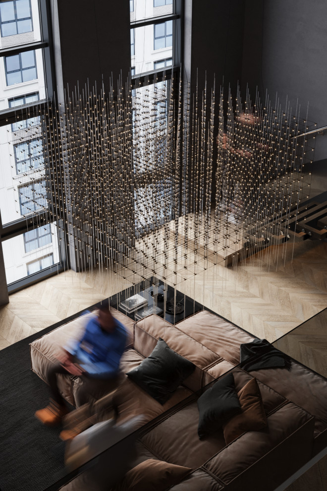 Двухуровневая квартира в тёмных оттенках с яркими акцентами